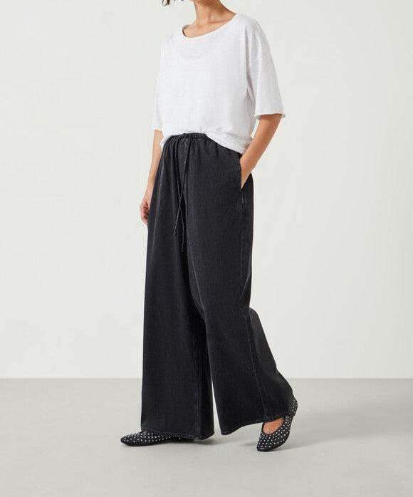 LT1K Black Elastic Waist Wide-Leg Jeans (Stitched Hem). - lessthan1thousand