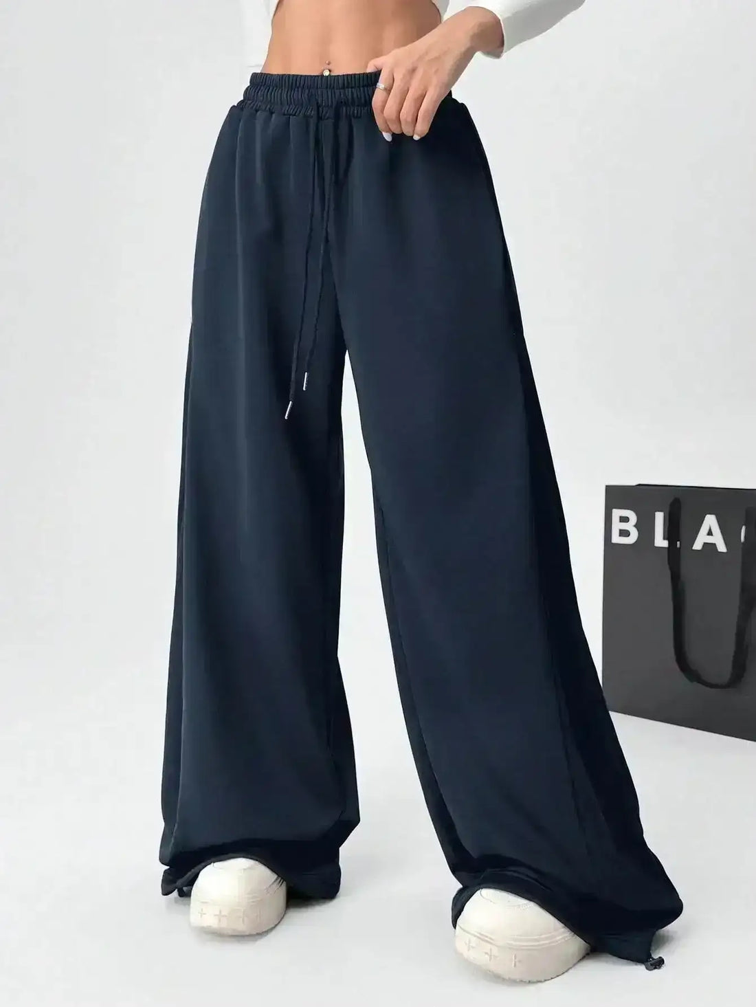 LT1K Navy Blue Wide-Leg Trouser. - lessthan1thousand