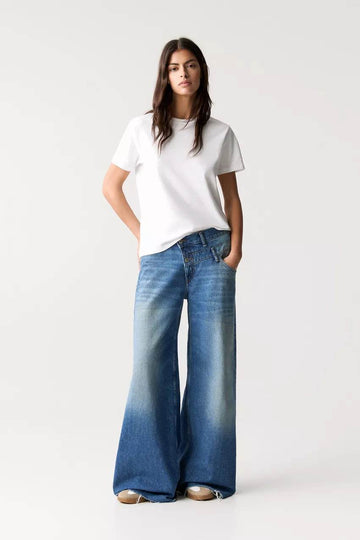 LT1K Regular White Essential T-Shirt.