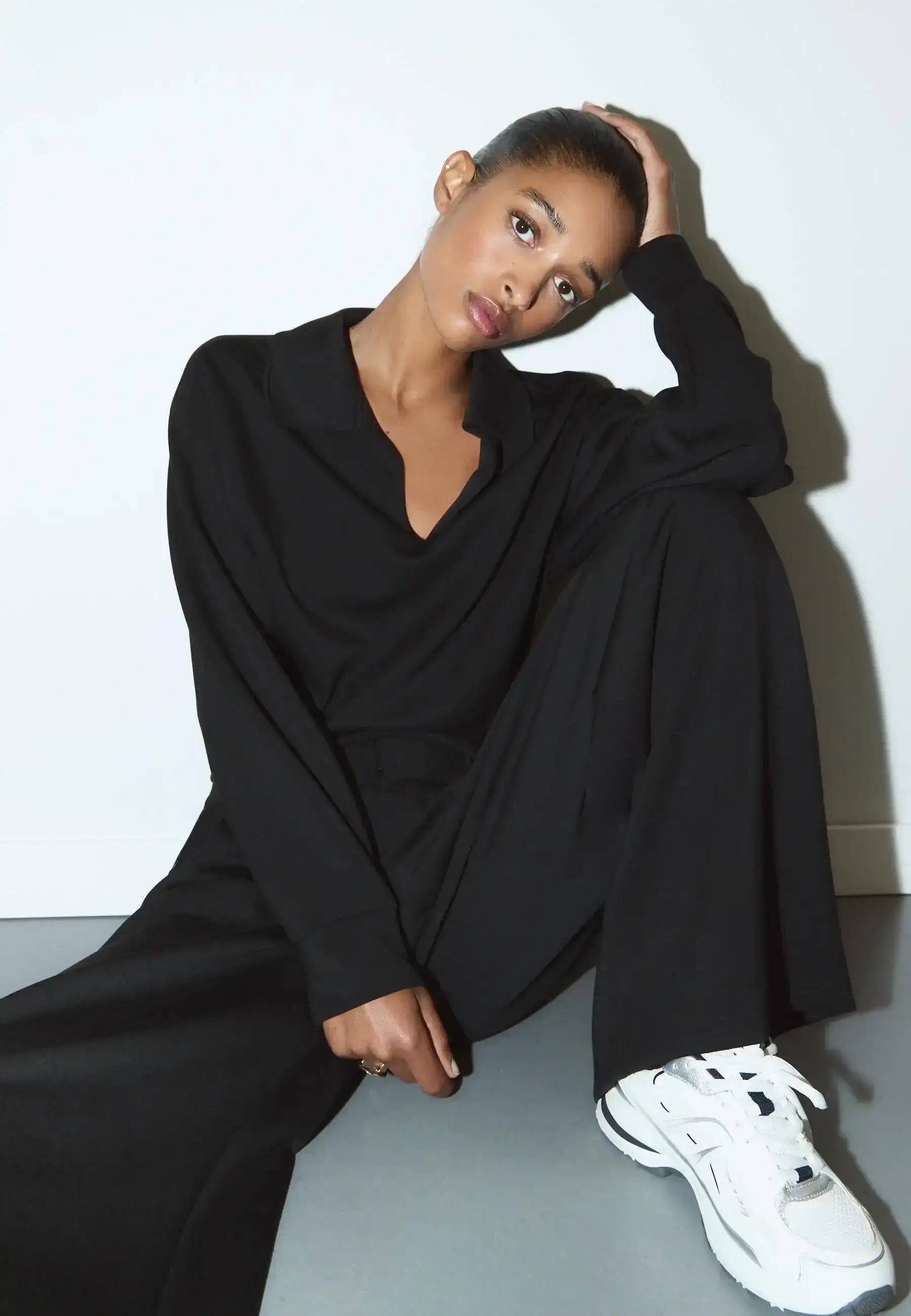 LT1K Black Collared Oversize Sweatshirt.