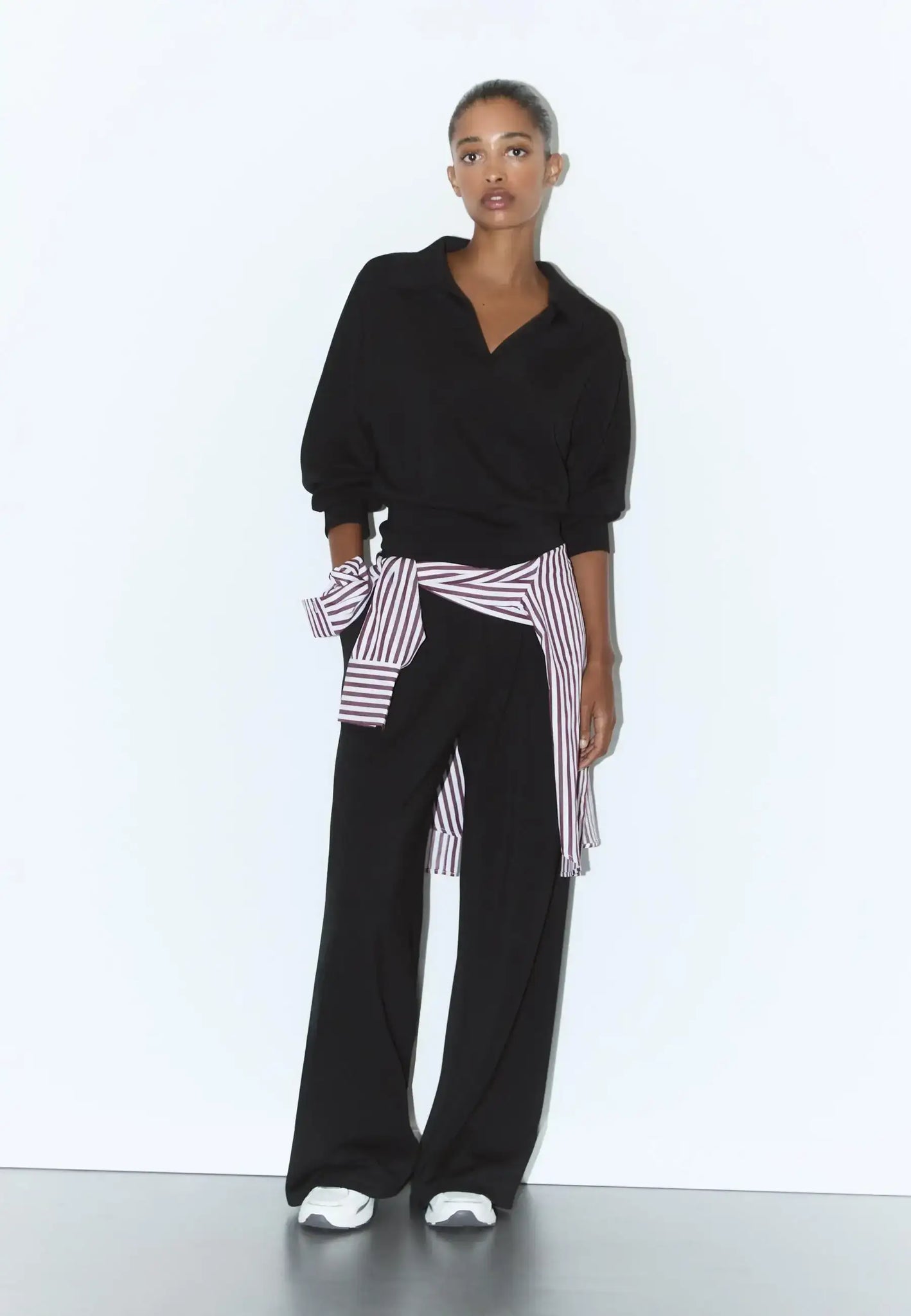 LT1K Black Collared Oversize Sweatshirt.