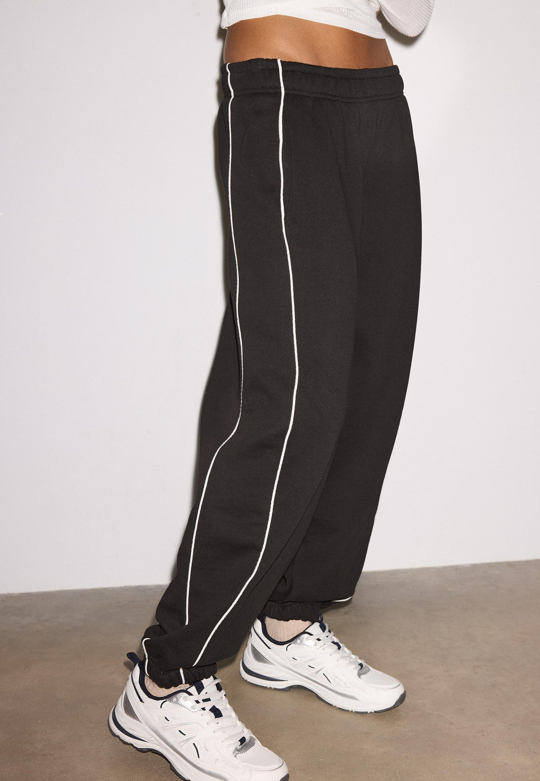 LT1K Double Piping Baggy Jogger. (Perfect For All Season).