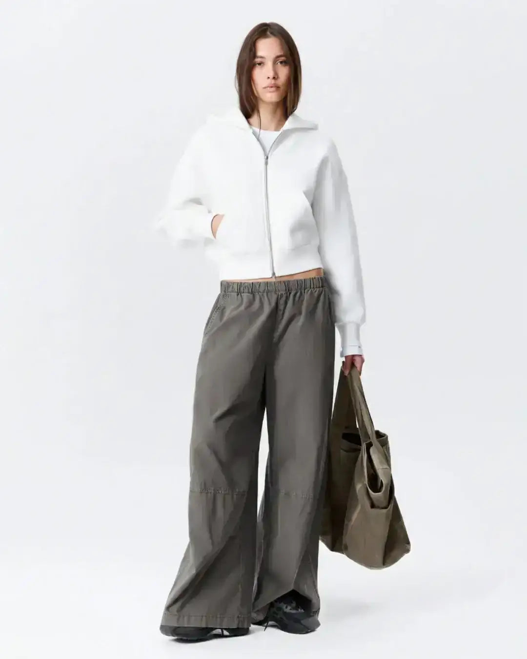 LT1K White Zip-Up Oversize Crop hoodie.