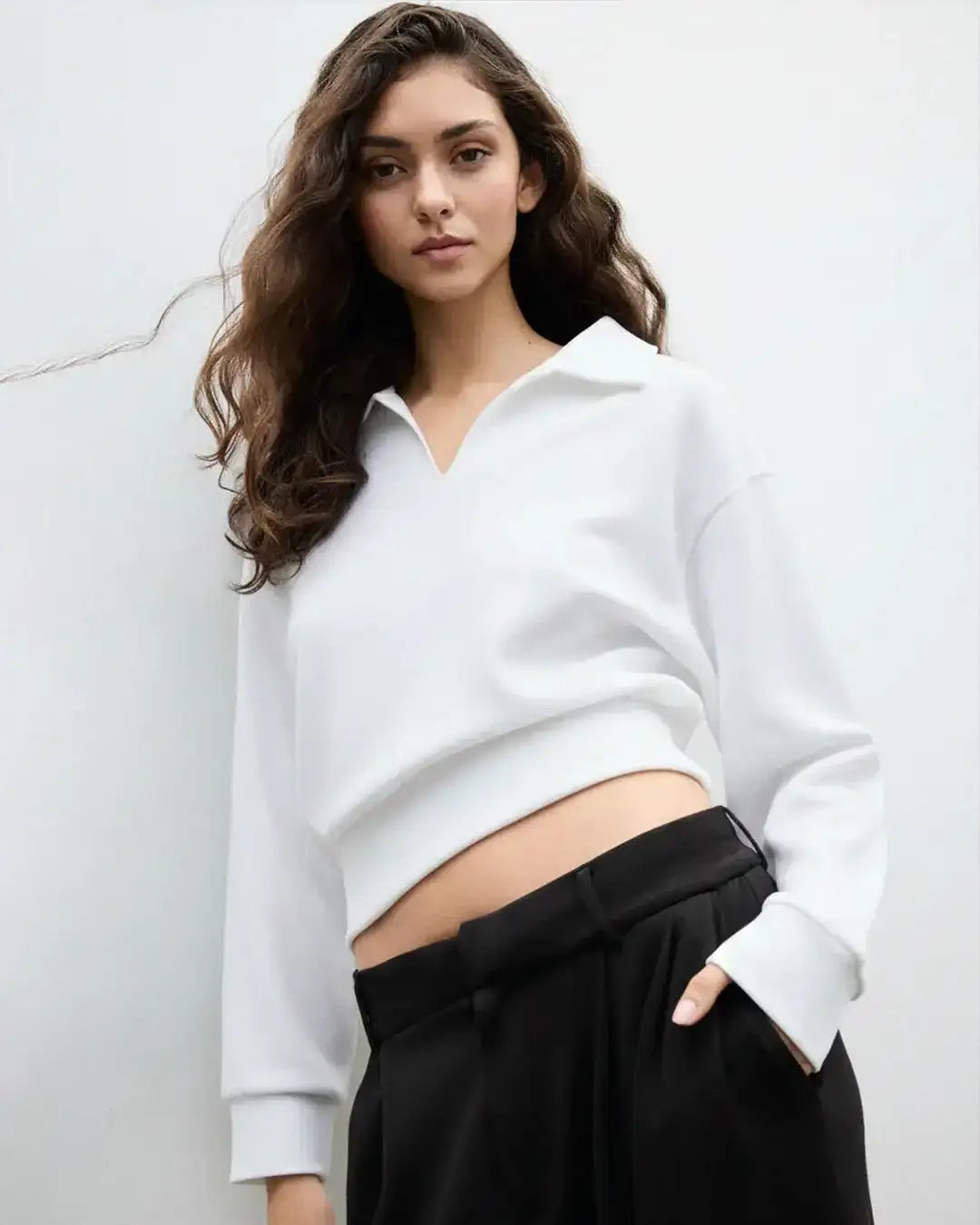 LT1K White Collared Oversize Sweatshirt.