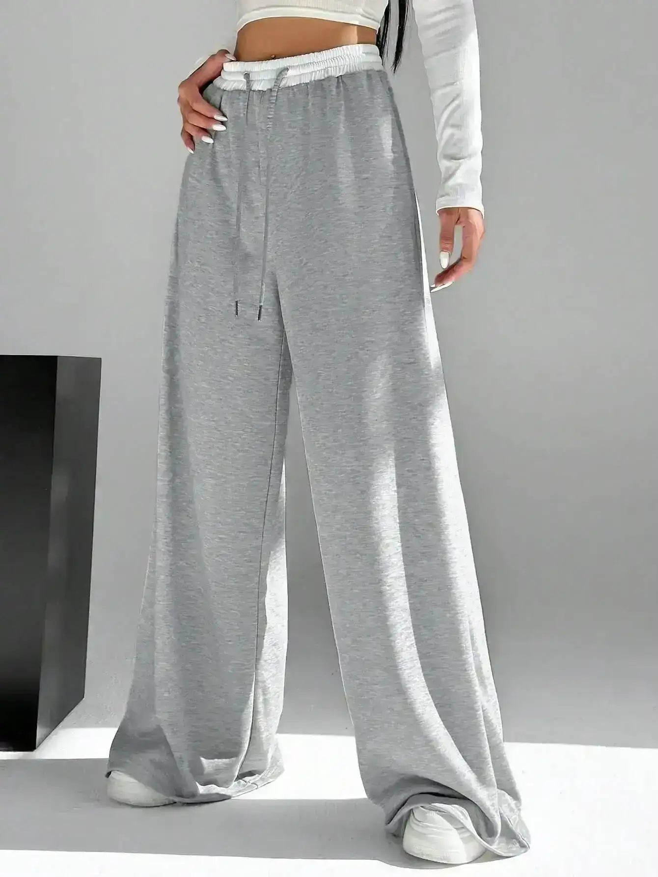 Contrast waist Wide-Leg Trouser.