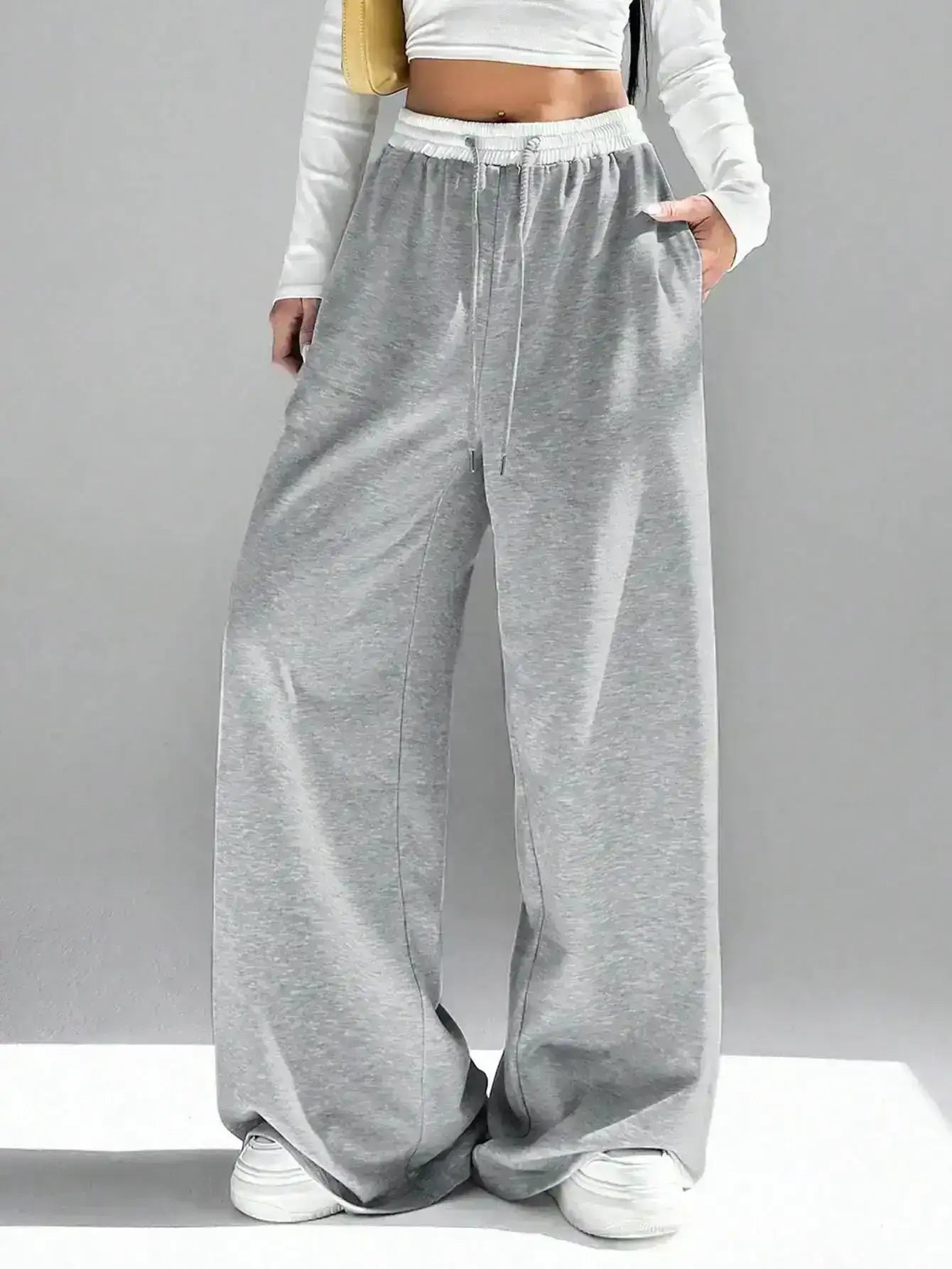 Contrast waist Wide-Leg Trouser.