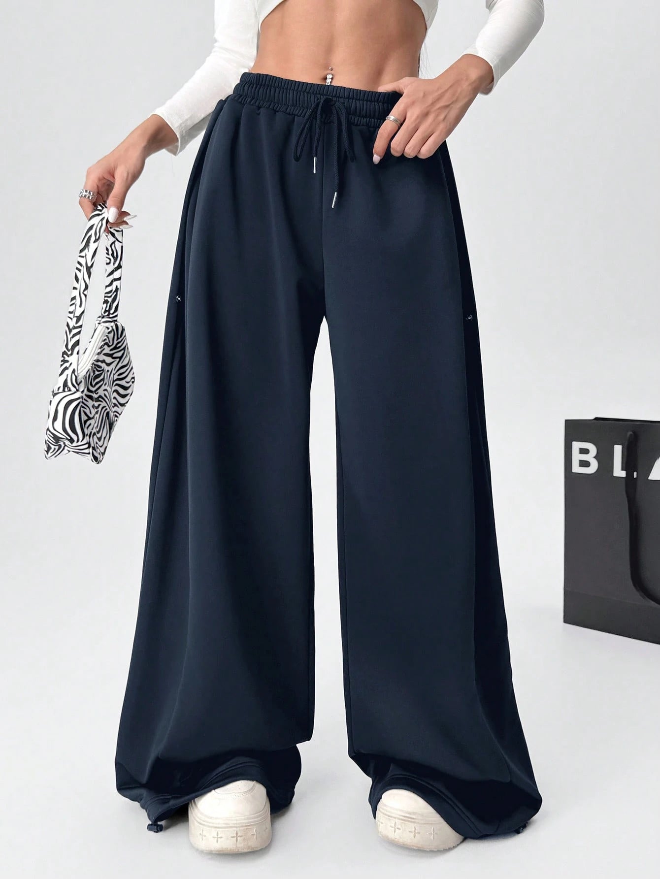 LT1K Navy Blue Wide-Leg Trouser.