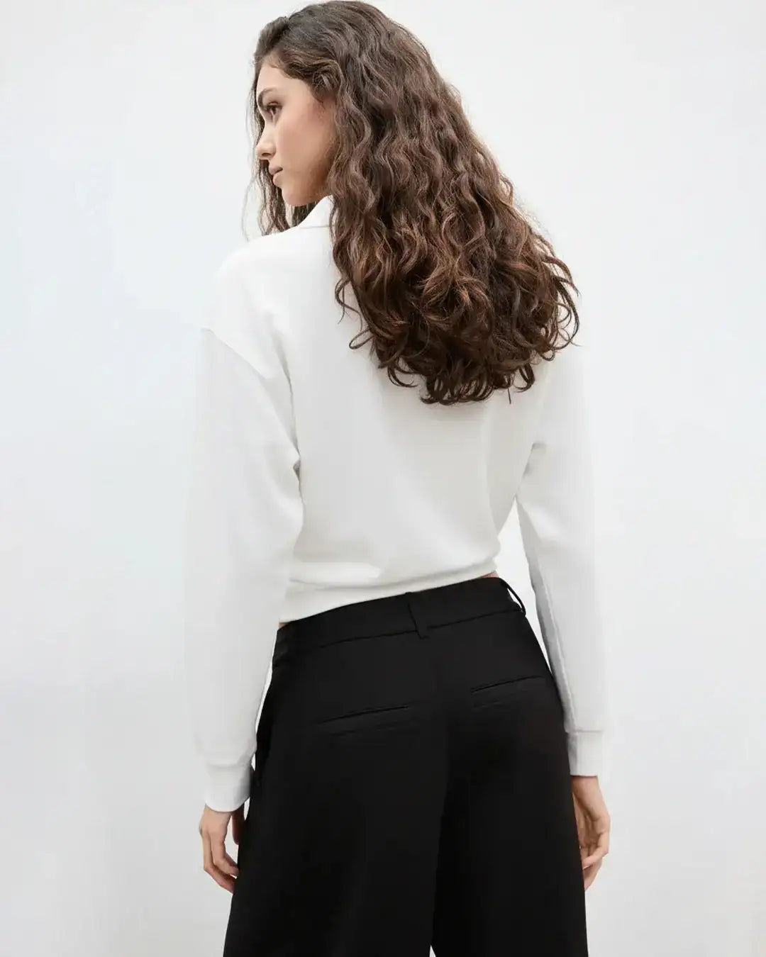 LT1K White Collared Oversize Sweatshirt.
