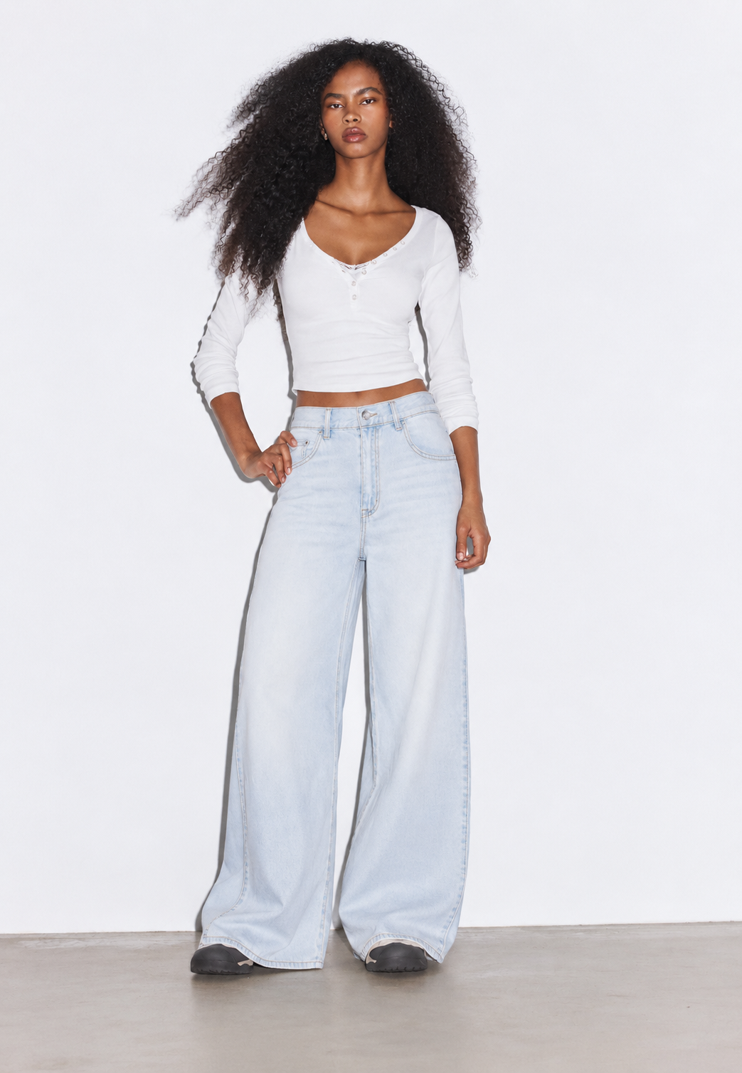 LT1K High Waisted Cloud Blue Wide-Leg Jeans.(With Blasting and Whisker).