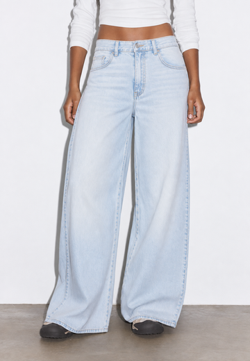 LT1K High Waisted Cloud Blue Wide-Leg Jeans.(With Blasting and Whisker).