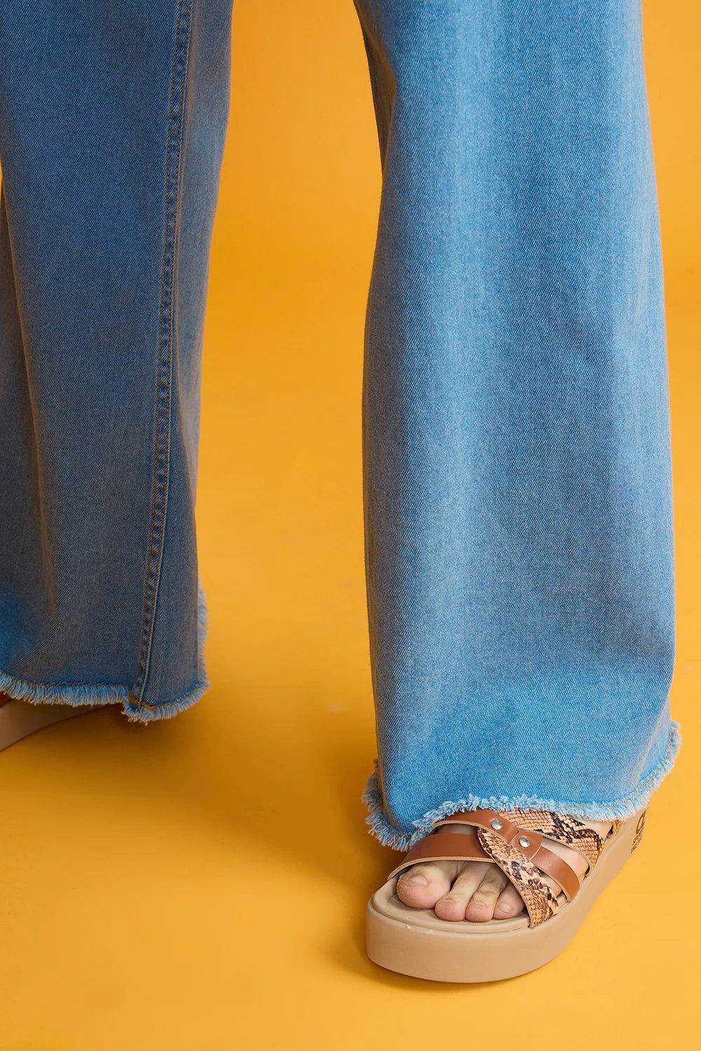 LT1K Light Blue Utility Pocket Wide-Leg Frayed Hem Jeans. - lessthan1thousand