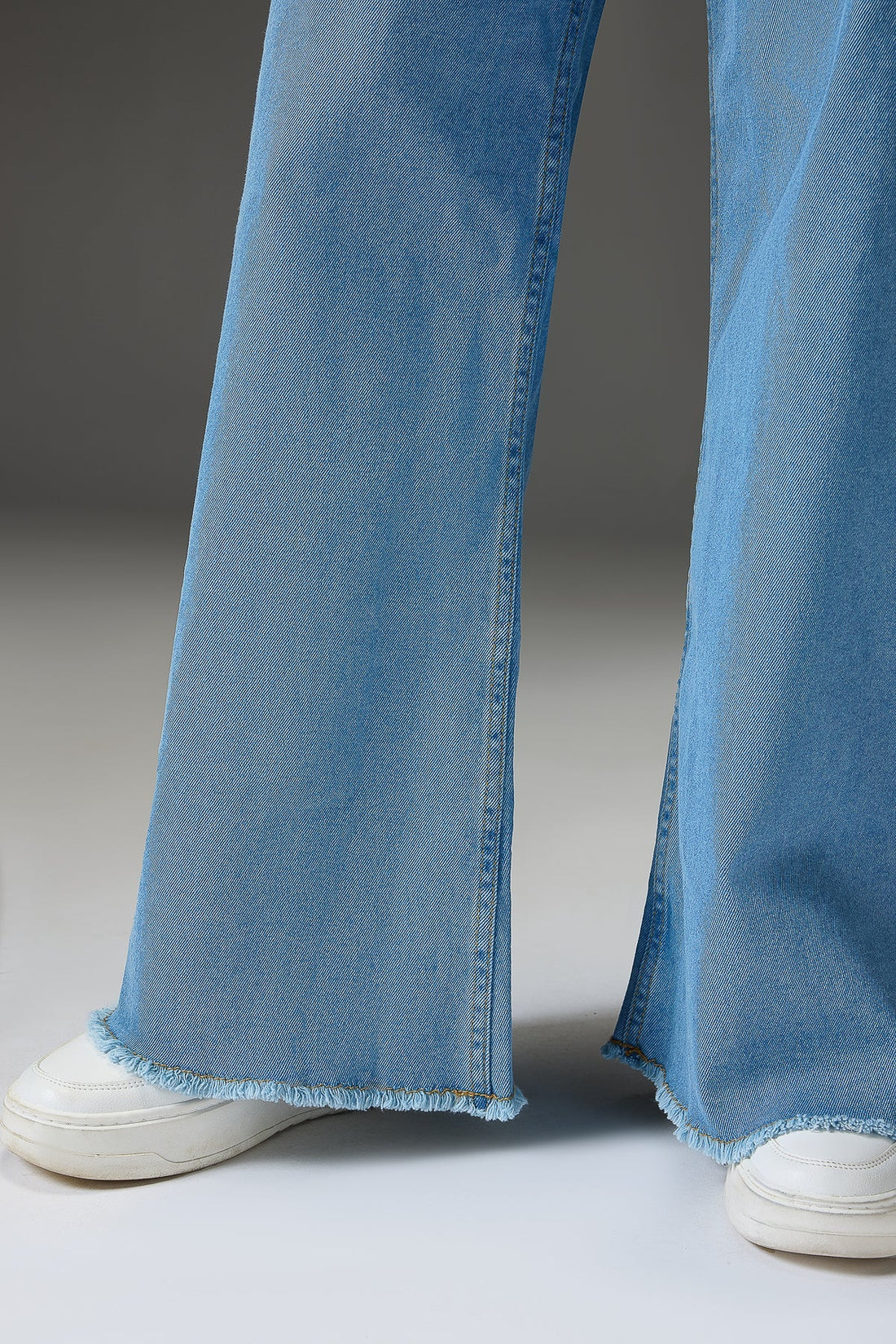LT1K Light Blue Utility Pocket Wide-Leg Frayed Hem Jeans. - lessthan1thousand