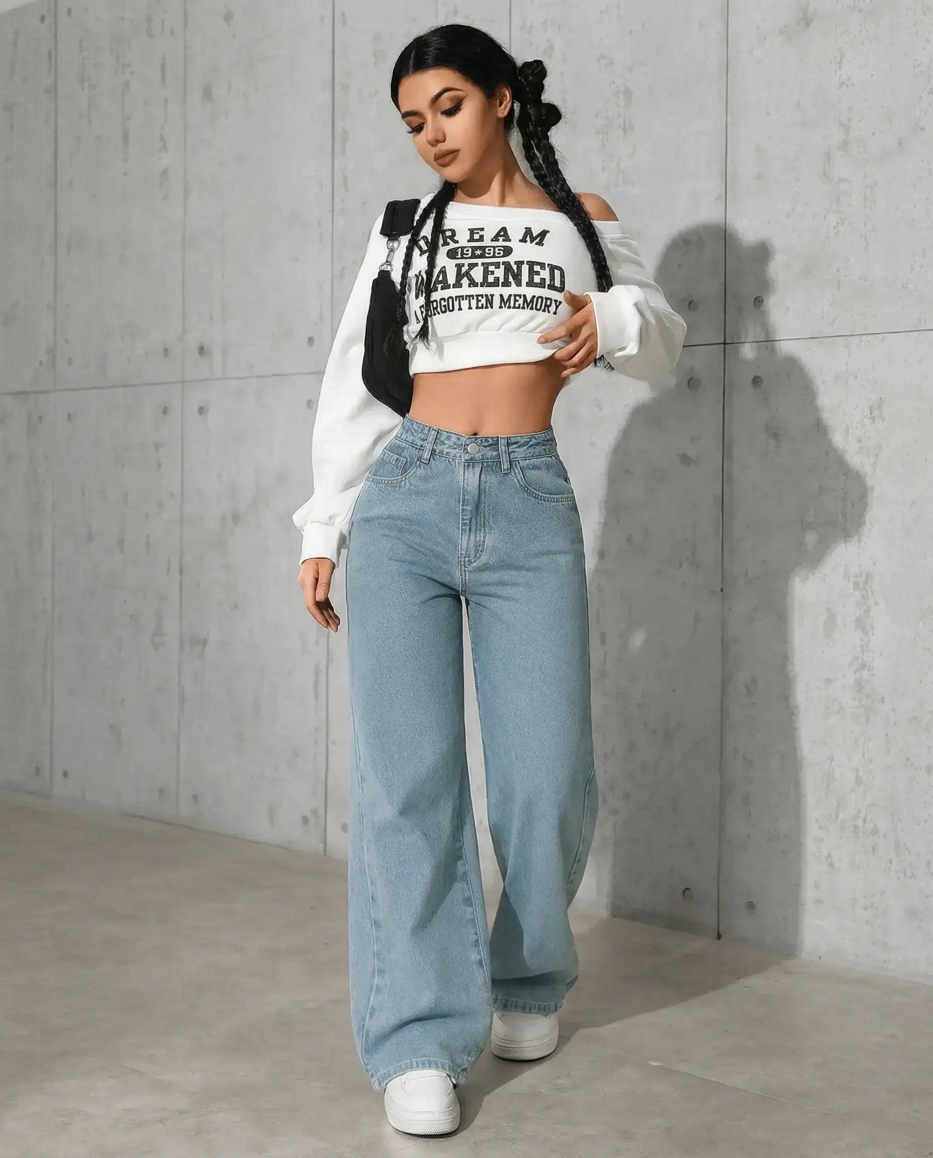 LT1K Light-Blue High-Waisted Loose Jeans.